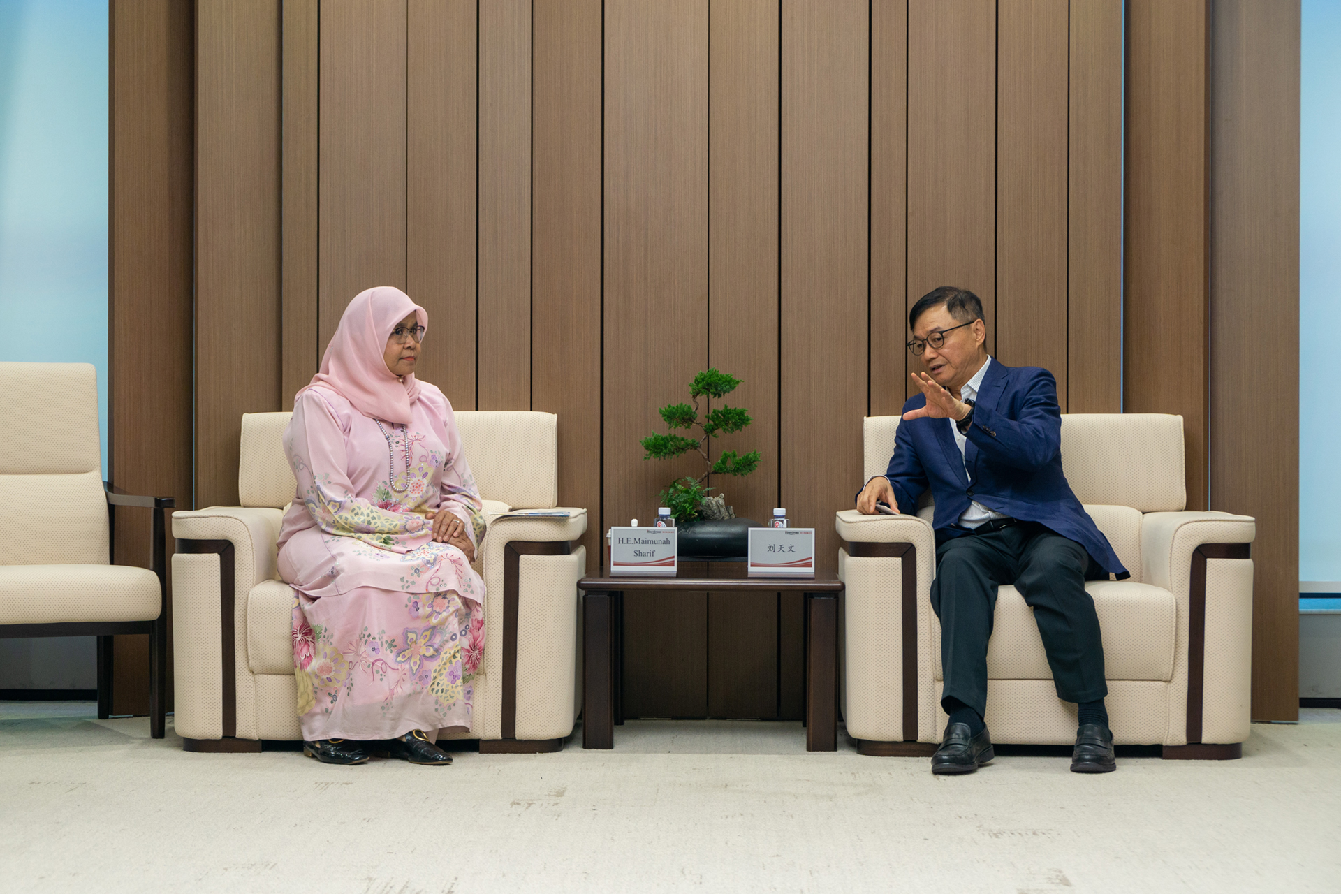 �Ž�������鳤���˾���ִ������л���Ůʿһ�е���������������ڶ���